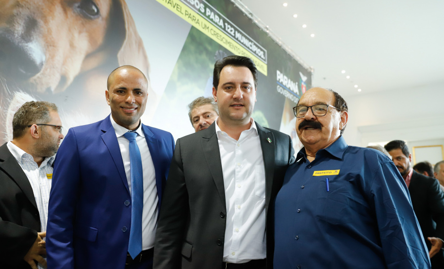 O governador Carlos Massa Ratinho Junior confirmou nesta terça-feira (17), durante evento no Palácio Iguaçu, um grande pacote voltado para o meio ambiente e a sustentabilidade. Foram destinados, entre liberações diretas e convênios, R$ 65 milhões para 149 municípios do Estado.