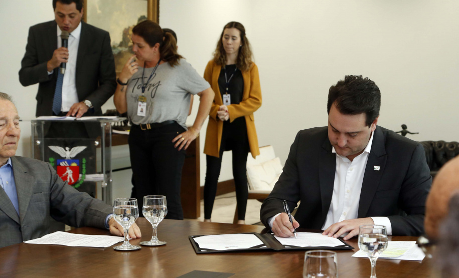 O Governo do Estado e a Klabin anunciaram nesta terça-feira (17) um investimento de R$ 450 milhões da empresa para obras de infraestrutura