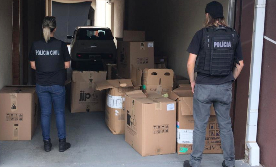 A Polícia Civil do Paraná (PCPR) prendeu 13 pessoas em flagrante, entre homens e mulheres, suspeitas de comercializar medicamentos “emagrecedores” de venda proibida, nesta terça-feira (17), em Curitiba. Os produtos eram ofertados nas redes sociais sem qualquer autorização do órgão responsável e enviados para todo o Estado. Cerca de 15 mil frascos dos remédios foram apreendidos durante a ação. Foto:SESP