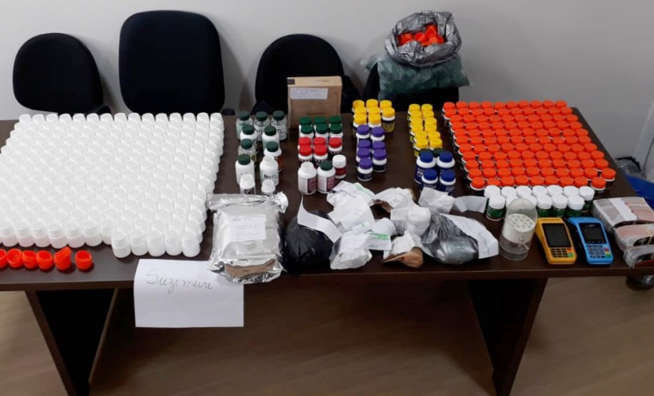 A Polícia Civil do Paraná (PCPR) prendeu 13 pessoas em flagrante, entre homens e mulheres, suspeitas de comercializar medicamentos “emagrecedores” de venda proibida, nesta terça-feira (17), em Curitiba. Os produtos eram ofertados nas redes sociais sem qualquer autorização do órgão responsável e enviados para todo o Estado. Cerca de 15 mil frascos dos remédios foram apreendidos durante a ação. Foto:SESP
