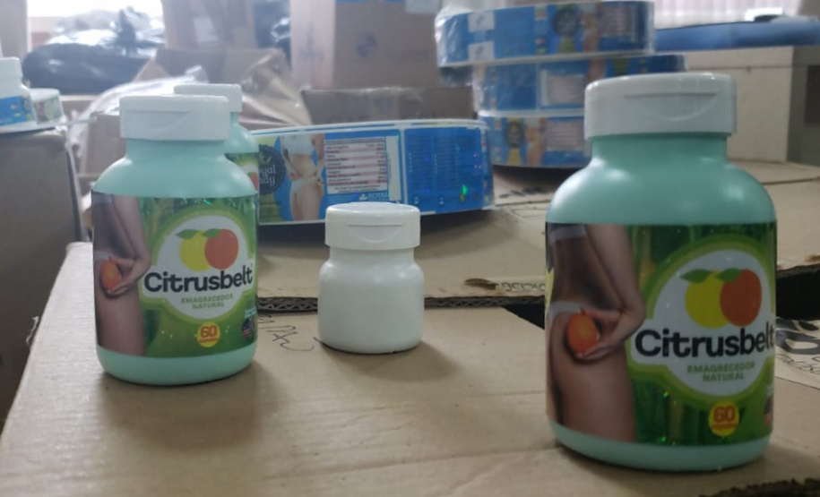 A Polícia Civil do Paraná (PCPR) prendeu 13 pessoas em flagrante, entre homens e mulheres, suspeitas de comercializar medicamentos “emagrecedores” de venda proibida, nesta terça-feira (17), em Curitiba. Os produtos eram ofertados nas redes sociais sem qualquer autorização do órgão responsável e enviados para todo o Estado. Cerca de 15 mil frascos dos remédios foram apreendidos durante a ação. Foto:SESP