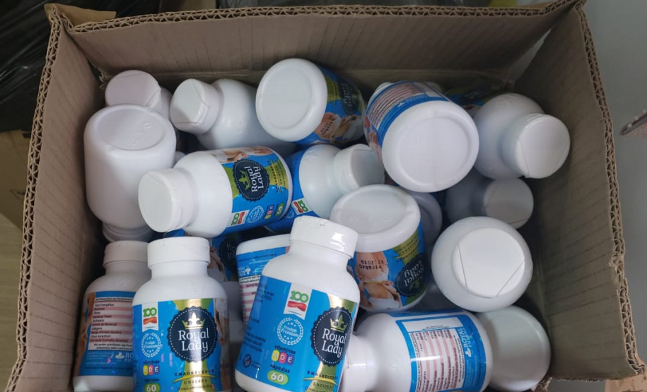 A Polícia Civil do Paraná (PCPR) prendeu 13 pessoas em flagrante, entre homens e mulheres, suspeitas de comercializar medicamentos “emagrecedores” de venda proibida, nesta terça-feira (17), em Curitiba. Os produtos eram ofertados nas redes sociais sem qualquer autorização do órgão responsável e enviados para todo o Estado. Cerca de 15 mil frascos dos remédios foram apreendidos durante a ação. Foto:SESP