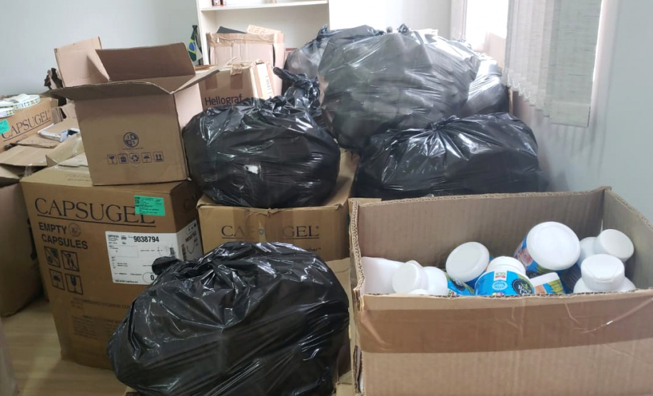 A Polícia Civil do Paraná (PCPR) prendeu 13 pessoas em flagrante, entre homens e mulheres, suspeitas de comercializar medicamentos “emagrecedores” de venda proibida, nesta terça-feira (17), em Curitiba. Os produtos eram ofertados nas redes sociais sem qualquer autorização do órgão responsável e enviados para todo o Estado. Cerca de 15 mil frascos dos remédios foram apreendidos durante a ação. Foto:SESP