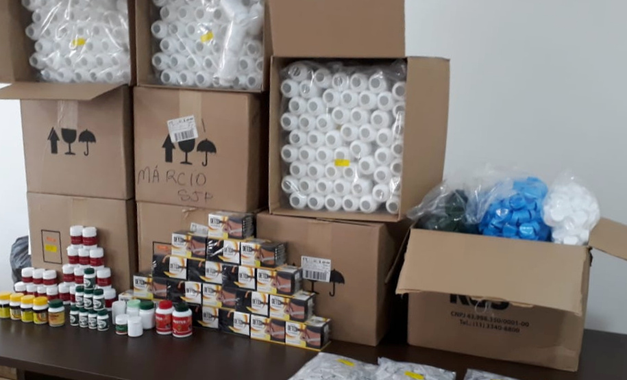 A Polícia Civil do Paraná (PCPR) prendeu 13 pessoas em flagrante, entre homens e mulheres, suspeitas de comercializar medicamentos “emagrecedores” de venda proibida, nesta terça-feira (17), em Curitiba. Os produtos eram ofertados nas redes sociais sem qualquer autorização do órgão responsável e enviados para todo o Estado. Cerca de 15 mil frascos dos remédios foram apreendidos durante a ação. Foto:SESP