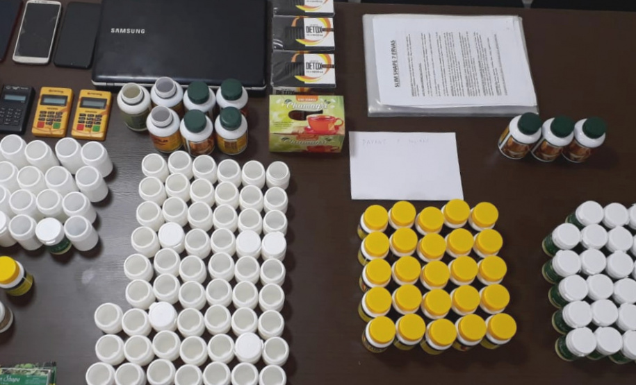A Polícia Civil do Paraná (PCPR) prendeu 13 pessoas em flagrante, entre homens e mulheres, suspeitas de comercializar medicamentos “emagrecedores” de venda proibida, nesta terça-feira (17), em Curitiba. Os produtos eram ofertados nas redes sociais sem qualquer autorização do órgão responsável e enviados para todo o Estado. Cerca de 15 mil frascos dos remédios foram apreendidos durante a ação. Foto:SESP