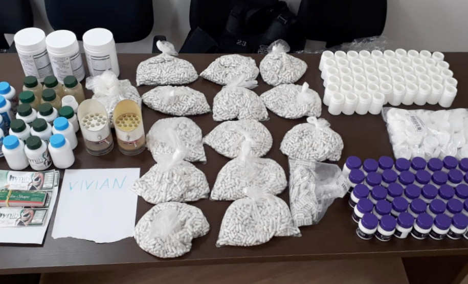 A Polícia Civil do Paraná (PCPR) prendeu 13 pessoas em flagrante, entre homens e mulheres, suspeitas de comercializar medicamentos “emagrecedores” de venda proibida, nesta terça-feira (17), em Curitiba. Os produtos eram ofertados nas redes sociais sem qualquer autorização do órgão responsável e enviados para todo o Estado. Cerca de 15 mil frascos dos remédios foram apreendidos durante a ação. Foto:SESP