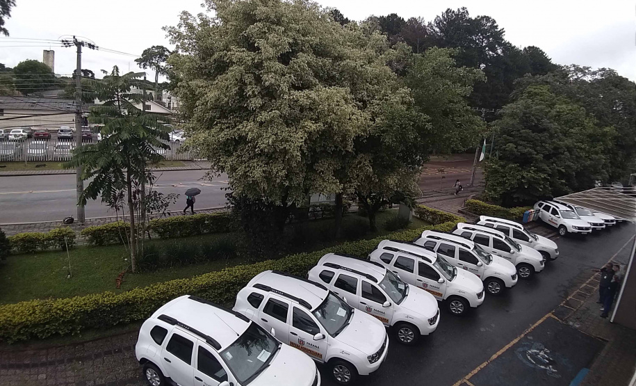 A Agência de Defesa Agropecuária do Paraná (Adapar) recebeu 20 veículos utilitários, que serão utilizados nos serviços de defesa animal. Os carros resultam de parceria com o Ministério da Agricultura, Pecuária e Abastecimento e foram entregues terça-feira (17). Os supervisores regionais estiveram em Curitiba para uma reunião e já seguiram com os veículos para as diversas regiões do Estado. Foto:SEAB