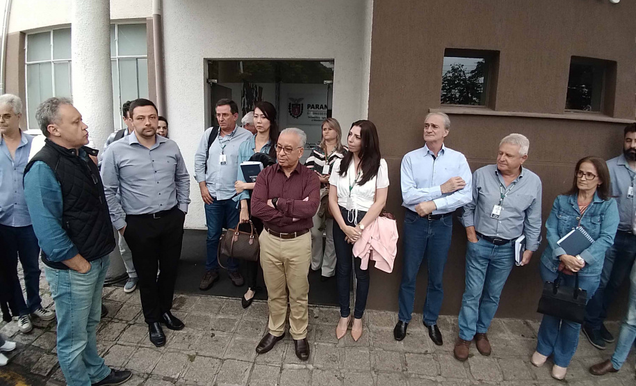 A Agência de Defesa Agropecuária do Paraná (Adapar) recebeu 20 veículos utilitários, que serão utilizados nos serviços de defesa animal. Os carros resultam de parceria com o Ministério da Agricultura, Pecuária e Abastecimento e foram entregues terça-feira (17). Os supervisores regionais estiveram em Curitiba para uma reunião e já seguiram com os veículos para as diversas regiões do Estado. Foto:SEAB