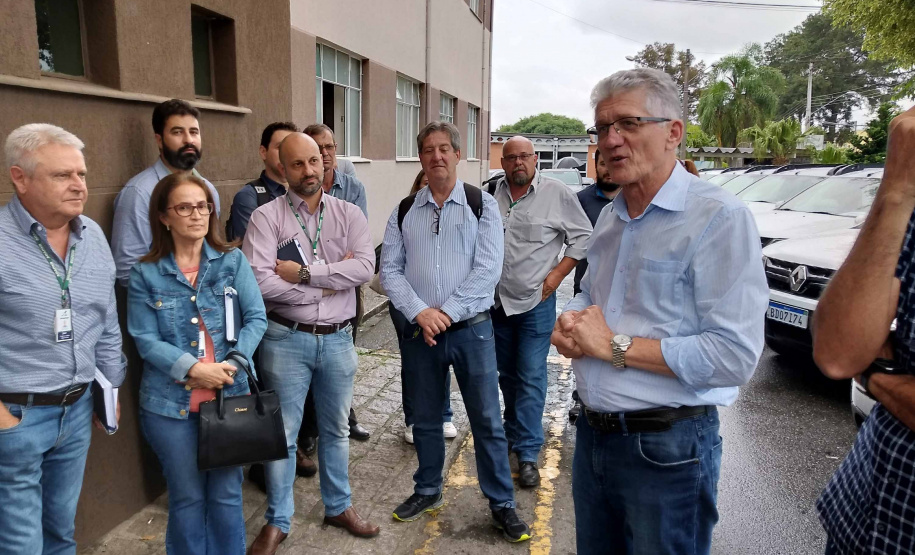 A Agência de Defesa Agropecuária do Paraná (Adapar) recebeu 20 veículos utilitários, que serão utilizados nos serviços de defesa animal. Os carros resultam de parceria com o Ministério da Agricultura, Pecuária e Abastecimento e foram entregues terça-feira (17). Os supervisores regionais estiveram em Curitiba para uma reunião e já seguiram com os veículos para as diversas regiões do Estado. Foto:SEAB