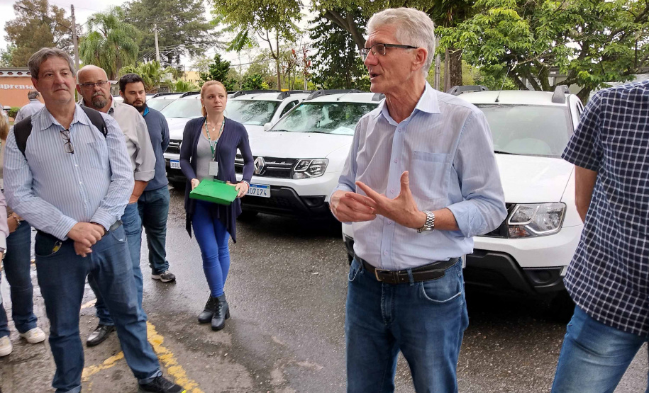 A Agência de Defesa Agropecuária do Paraná (Adapar) recebeu 20 veículos utilitários, que serão utilizados nos serviços de defesa animal. Os carros resultam de parceria com o Ministério da Agricultura, Pecuária e Abastecimento e foram entregues terça-feira (17). Os supervisores regionais estiveram em Curitiba para uma reunião e já seguiram com os veículos para as diversas regiões do Estado. Foto:SEAB