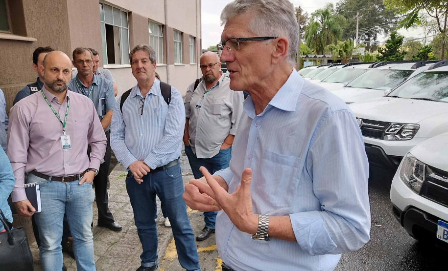 A Agência de Defesa Agropecuária do Paraná (Adapar) recebeu 20 veículos utilitários, que serão utilizados nos serviços de defesa animal. Os carros resultam de parceria com o Ministério da Agricultura, Pecuária e Abastecimento e foram entregues terça-feira (17). Os supervisores regionais estiveram em Curitiba para uma reunião e já seguiram com os veículos para as diversas regiões do Estado. Foto:SEAB