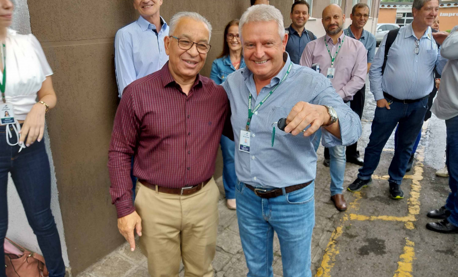 A Agência de Defesa Agropecuária do Paraná (Adapar) recebeu 20 veículos utilitários, que serão utilizados nos serviços de defesa animal. Os carros resultam de parceria com o Ministério da Agricultura, Pecuária e Abastecimento e foram entregues terça-feira (17). Os supervisores regionais estiveram em Curitiba para uma reunião e já seguiram com os veículos para as diversas regiões do Estado. Foto:SEAB