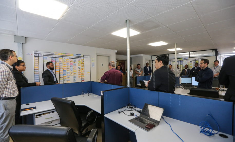 Um grupo de profissionais de Angola fez uma visita técnica à Receita Estadual do Paraná para conhecer o Sistema de Gestão Tributária (SGT) em desenvolvimento na Secretaria da Fazenda. O sistema é uma solução integrada para permitir a modernização dos sistemas em uso e oferecer uma visão de 360 graus do sistema e da arrecadação do Estado.  12/12/2019  -  Foto: Geraldo Bubniak/AEN