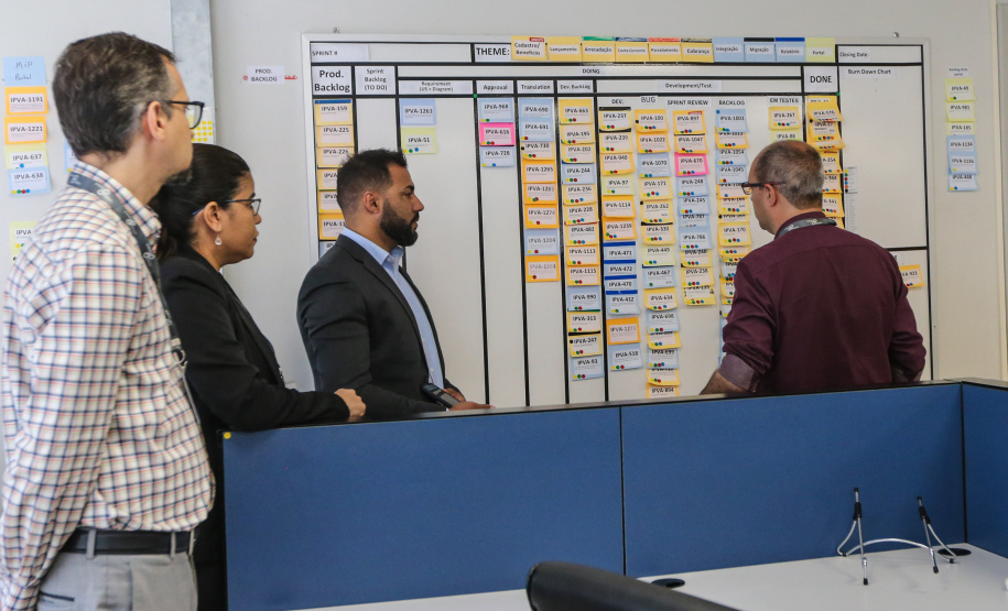 Um grupo de profissionais de Angola fez uma visita técnica à Receita Estadual do Paraná para conhecer o Sistema de Gestão Tributária (SGT) em desenvolvimento na Secretaria da Fazenda. O sistema é uma solução integrada para permitir a modernização dos sistemas em uso e oferecer uma visão de 360 graus do sistema e da arrecadação do Estado.  12/12/2019  -  Foto: Geraldo Bubniak/AEN