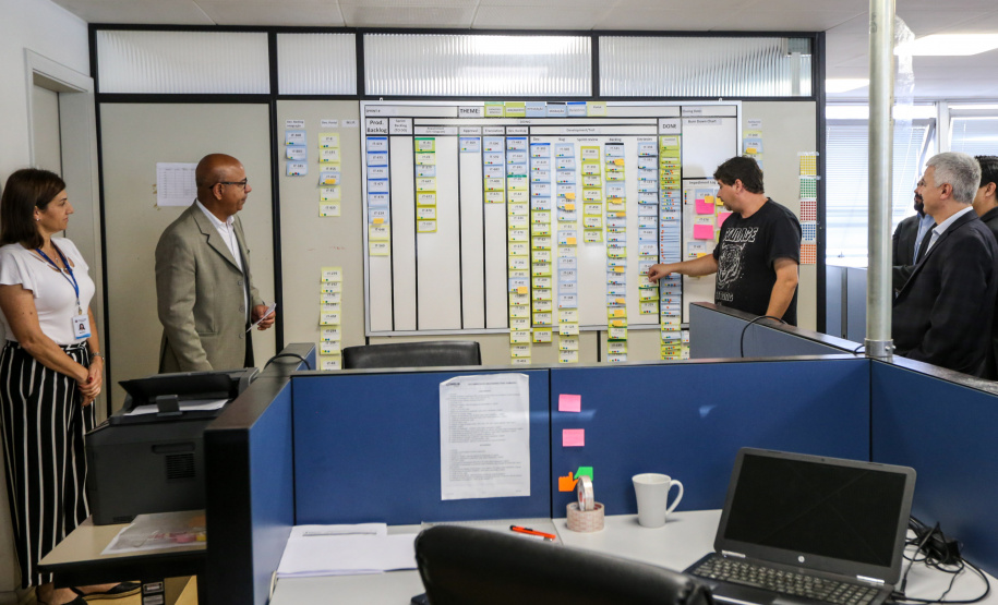 Um grupo de profissionais de Angola fez uma visita técnica à Receita Estadual do Paraná para conhecer o Sistema de Gestão Tributária (SGT) em desenvolvimento na Secretaria da Fazenda. O sistema é uma solução integrada para permitir a modernização dos sistemas em uso e oferecer uma visão de 360 graus do sistema e da arrecadação do Estado.  12/12/2019  -  Foto: Geraldo Bubniak/AEN