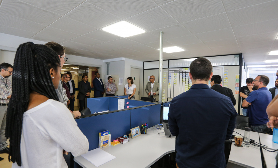 Um grupo de profissionais de Angola fez uma visita técnica à Receita Estadual do Paraná para conhecer o Sistema de Gestão Tributária (SGT) em desenvolvimento na Secretaria da Fazenda. O sistema é uma solução integrada para permitir a modernização dos sistemas em uso e oferecer uma visão de 360 graus do sistema e da arrecadação do Estado.  12/12/2019  -  Foto: Geraldo Bubniak/AEN
