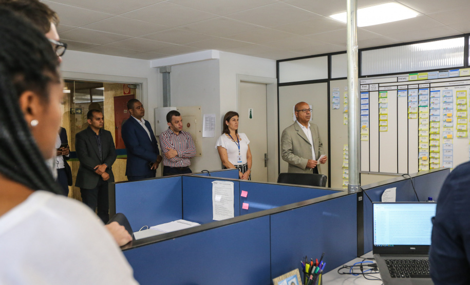 Um grupo de profissionais de Angola fez uma visita técnica à Receita Estadual do Paraná para conhecer o Sistema de Gestão Tributária (SGT) em desenvolvimento na Secretaria da Fazenda. O sistema é uma solução integrada para permitir a modernização dos sistemas em uso e oferecer uma visão de 360 graus do sistema e da arrecadação do Estado.  12/12/2019  -  Foto: Geraldo Bubniak/AEN