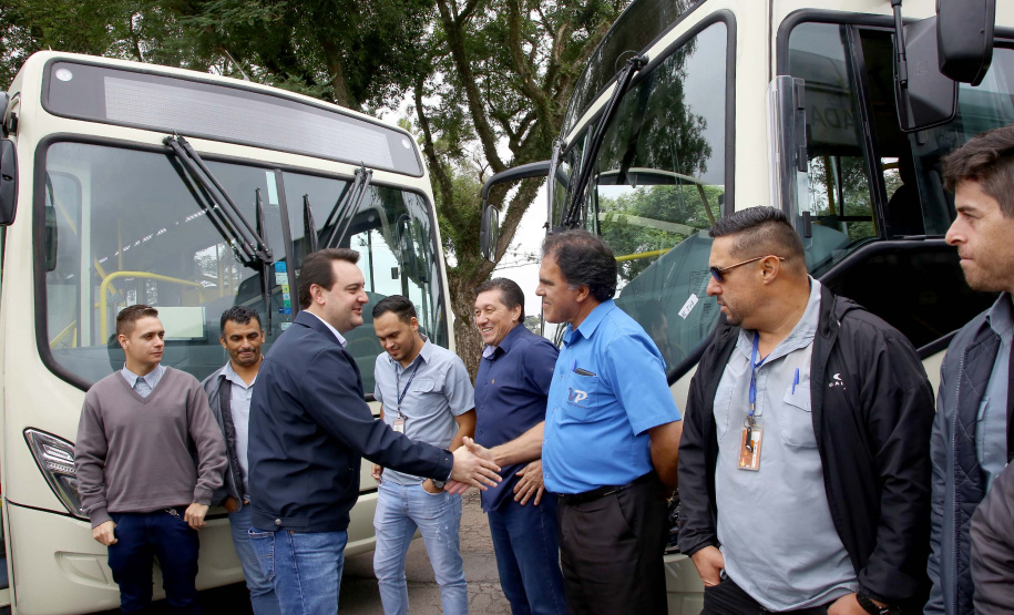 Importantes linhas que atendem o transporte coletivo de oito municípios da Região Metropolitana de Curitiba (RMC) ganharam 22 ônibus novos. Os veículos foram entregues pelo governador Carlos Massa Ratinho Junior, nesta quarta-feira (18), durante evento no Parque Barigui, em Curitiba.Foto:Jaelson Lucas / AEN