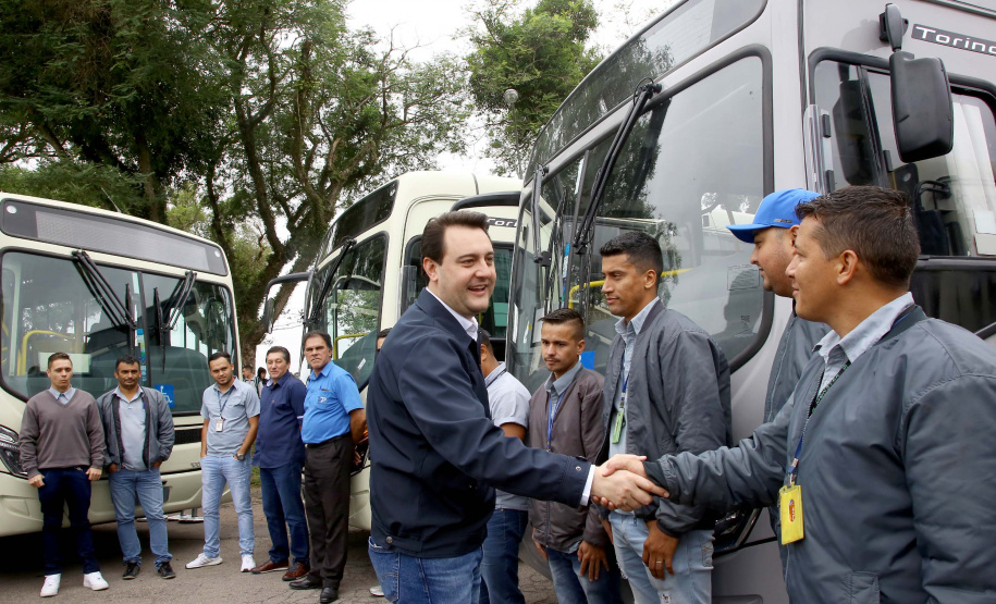 Importantes linhas que atendem o transporte coletivo de oito municípios da Região Metropolitana de Curitiba (RMC) ganharam 22 ônibus novos. Os veículos foram entregues pelo governador Carlos Massa Ratinho Junior, nesta quarta-feira (18), durante evento no Parque Barigui, em Curitiba.Foto:Jaelson Lucas / AEN