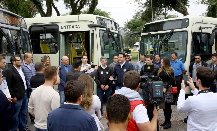 Importantes linhas que atendem o transporte coletivo de oito municípios da Região Metropolitana de Curitiba (RMC) ganharam 22 ônibus novos. Os veículos foram entregues pelo governador Carlos Massa Ratinho Junior, nesta quarta-feira (18), durante evento no Parque Barigui, em Curitiba.Foto:Jaelson Lucas / AEN