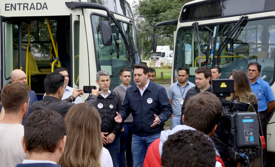 Importantes linhas que atendem o transporte coletivo de oito municípios da Região Metropolitana de Curitiba (RMC) ganharam 22 ônibus novos. Os veículos foram entregues pelo governador Carlos Massa Ratinho Junior, nesta quarta-feira (18), durante evento no Parque Barigui, em Curitiba.Foto:Jaelson Lucas / AEN