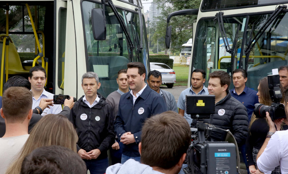 Importantes linhas que atendem o transporte coletivo de oito municípios da Região Metropolitana de Curitiba (RMC) ganharam 22 ônibus novos. Os veículos foram entregues pelo governador Carlos Massa Ratinho Junior, nesta quarta-feira (18), durante evento no Parque Barigui, em Curitiba.Foto:Jaelson Lucas / AEN