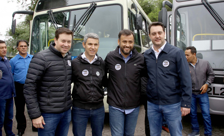 Importantes linhas que atendem o transporte coletivo de oito municípios da Região Metropolitana de Curitiba (RMC) ganharam 22 ônibus novos. Os veículos foram entregues pelo governador Carlos Massa Ratinho Junior, nesta quarta-feira (18), durante evento no Parque Barigui, em Curitiba.Foto:Jaelson Lucas / AEN