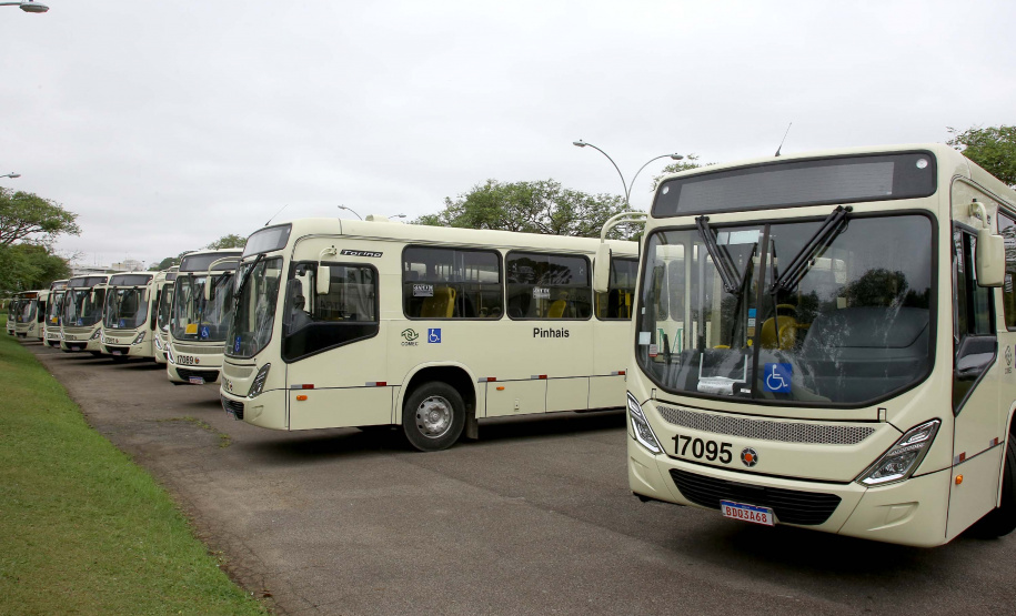 Importantes linhas que atendem o transporte coletivo de oito municípios da Região Metropolitana de Curitiba (RMC) ganharam 22 ônibus novos. Os veículos foram entregues pelo governador Carlos Massa Ratinho Junior, nesta quarta-feira (18), durante evento no Parque Barigui, em Curitiba.Foto:Jaelson Lucas / AEN