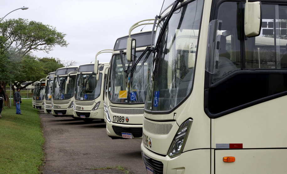 Importantes linhas que atendem o transporte coletivo de oito municípios da Região Metropolitana de Curitiba (RMC) ganharam 22 ônibus novos. Os veículos foram entregues pelo governador Carlos Massa Ratinho Junior, nesta quarta-feira (18), durante evento no Parque Barigui, em Curitiba.Foto:Jaelson Lucas / AEN