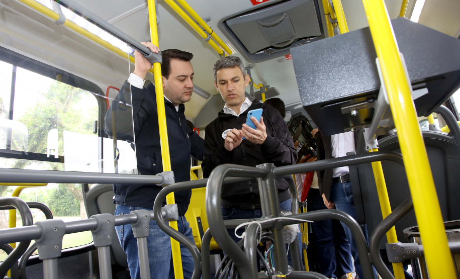 Importantes linhas que atendem o transporte coletivo de oito municípios da Região Metropolitana de Curitiba (RMC) ganharam 22 ônibus novos. Os veículos foram entregues pelo governador Carlos Massa Ratinho Junior, nesta quarta-feira (18), durante evento no Parque Barigui, em Curitiba.Foto:Jaelson Lucas / AEN