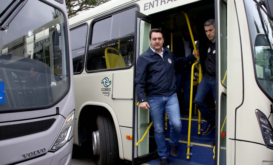 Importantes linhas que atendem o transporte coletivo de oito municípios da Região Metropolitana de Curitiba (RMC) ganharam 22 ônibus novos. Os veículos foram entregues pelo governador Carlos Massa Ratinho Junior, nesta quarta-feira (18), durante evento no Parque Barigui, em Curitiba.Foto:Jaelson Lucas / AEN