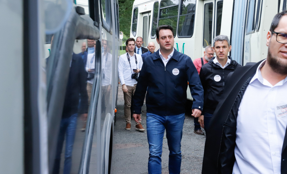 Importantes linhas que atendem o transporte coletivo de oito municípios da Região Metropolitana de Curitiba (RMC) ganharam 22 ônibus novos. Os veículos foram entregues pelo governador Carlos Massa Ratinho Junior, nesta quarta-feira (18), durante evento no Parque Barigui, em Curitiba.