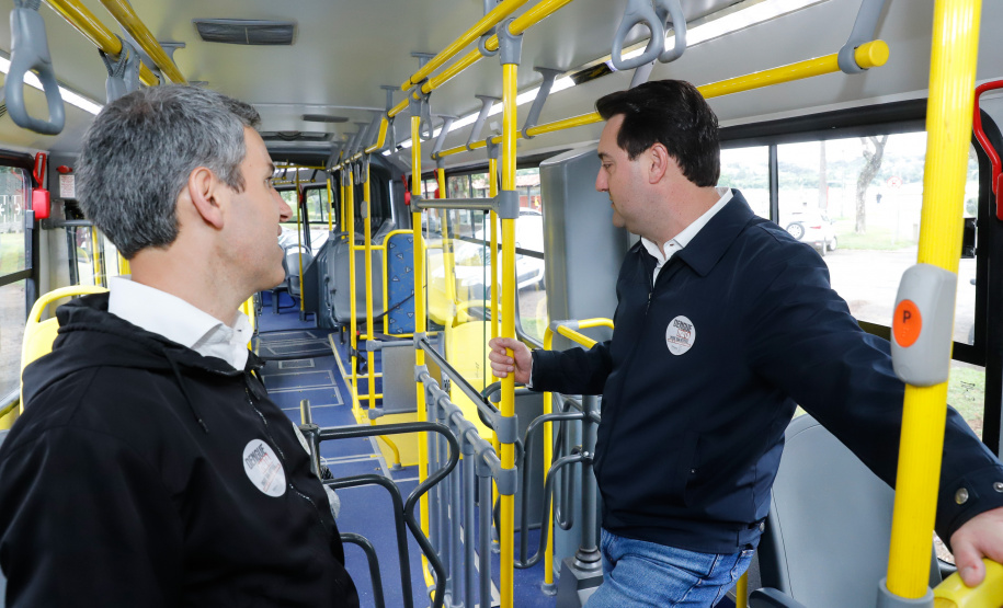 Importantes linhas que atendem o transporte coletivo de oito municípios da Região Metropolitana de Curitiba (RMC) ganharam 22 ônibus novos. Os veículos foram entregues pelo governador Carlos Massa Ratinho Junior, nesta quarta-feira (18), durante evento no Parque Barigui, em Curitiba.
