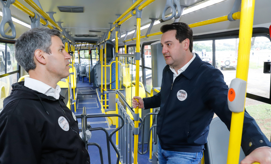 Importantes linhas que atendem o transporte coletivo de oito municípios da Região Metropolitana de Curitiba (RMC) ganharam 22 ônibus novos. Os veículos foram entregues pelo governador Carlos Massa Ratinho Junior, nesta quarta-feira (18), durante evento no Parque Barigui, em Curitiba.