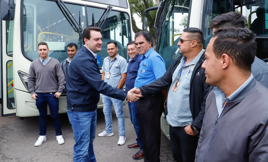 Importantes linhas que atendem o transporte coletivo de oito municípios da Região Metropolitana de Curitiba (RMC) ganharam 22 ônibus novos. Os veículos foram entregues pelo governador Carlos Massa Ratinho Junior, nesta quarta-feira (18), durante evento no Parque Barigui, em Curitiba.