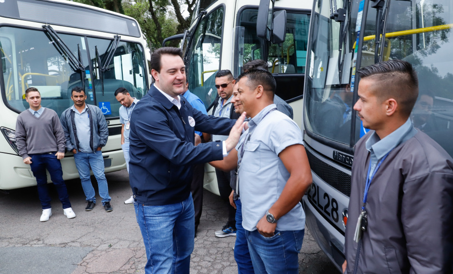 Importantes linhas que atendem o transporte coletivo de oito municípios da Região Metropolitana de Curitiba (RMC) ganharam 22 ônibus novos. Os veículos foram entregues pelo governador Carlos Massa Ratinho Junior, nesta quarta-feira (18), durante evento no Parque Barigui, em Curitiba.
