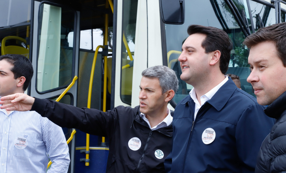 Importantes linhas que atendem o transporte coletivo de oito municípios da Região Metropolitana de Curitiba (RMC) ganharam 22 ônibus novos. Os veículos foram entregues pelo governador Carlos Massa Ratinho Junior, nesta quarta-feira (18), durante evento no Parque Barigui, em Curitiba.