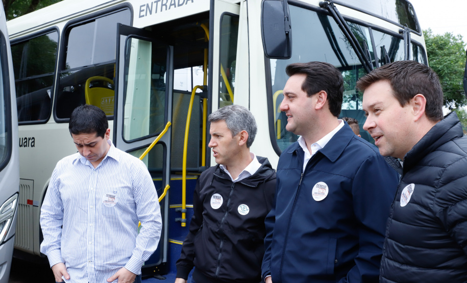 Importantes linhas que atendem o transporte coletivo de oito municípios da Região Metropolitana de Curitiba (RMC) ganharam 22 ônibus novos. Os veículos foram entregues pelo governador Carlos Massa Ratinho Junior, nesta quarta-feira (18), durante evento no Parque Barigui, em Curitiba.