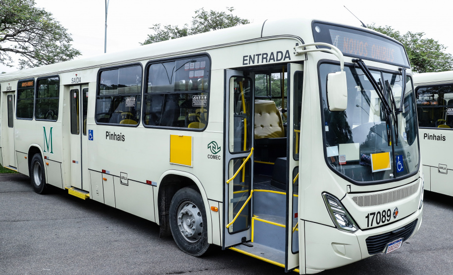 Importantes linhas que atendem o transporte coletivo de oito municípios da Região Metropolitana de Curitiba (RMC) ganharam 22 ônibus novos. Os veículos foram entregues pelo governador Carlos Massa Ratinho Junior, nesta quarta-feira (18), durante evento no Parque Barigui, em Curitiba.