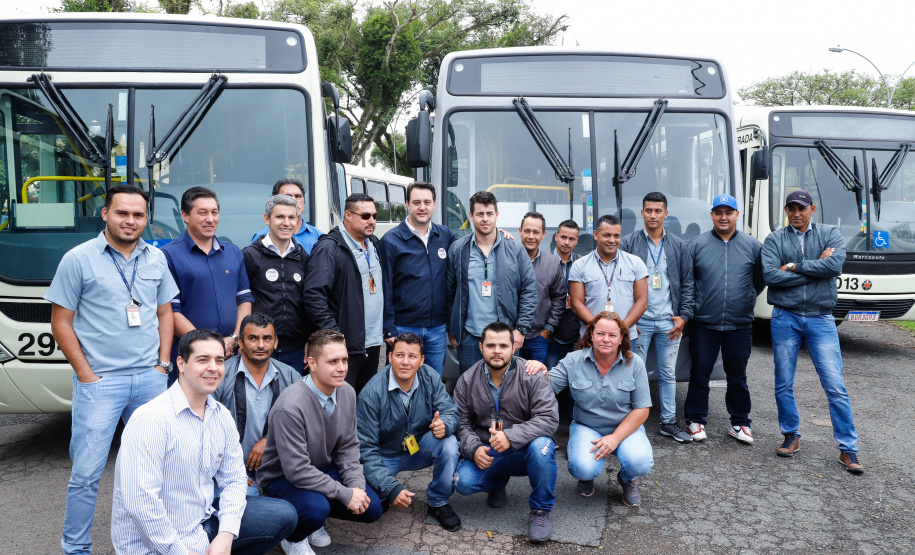 Importantes linhas que atendem o transporte coletivo de oito municípios da Região Metropolitana de Curitiba (RMC) ganharam 22 ônibus novos. Os veículos foram entregues pelo governador Carlos Massa Ratinho Junior, nesta quarta-feira (18), durante evento no Parque Barigui, em Curitiba.