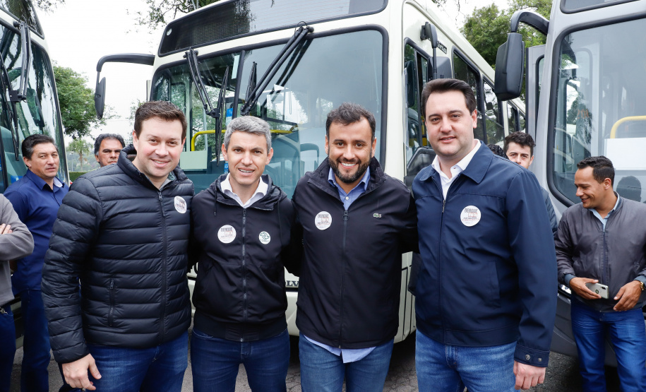 Importantes linhas que atendem o transporte coletivo de oito municípios da Região Metropolitana de Curitiba (RMC) ganharam 22 ônibus novos. Os veículos foram entregues pelo governador Carlos Massa Ratinho Junior, nesta quarta-feira (18), durante evento no Parque Barigui, em Curitiba.