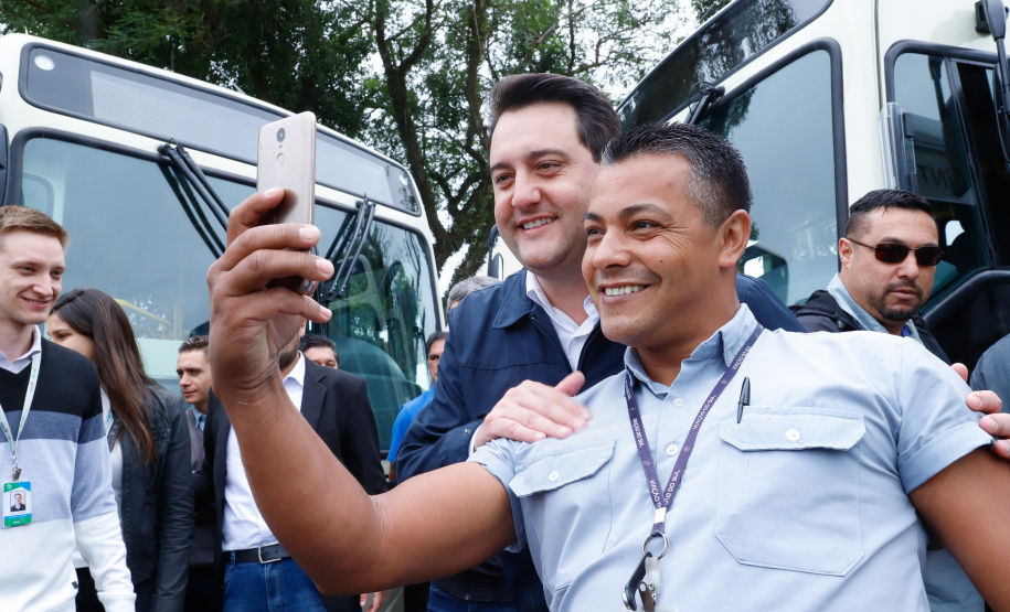 Importantes linhas que atendem o transporte coletivo de oito municípios da Região Metropolitana de Curitiba (RMC) ganharam 22 ônibus novos. Os veículos foram entregues pelo governador Carlos Massa Ratinho Junior, nesta quarta-feira (18), durante evento no Parque Barigui, em Curitiba.