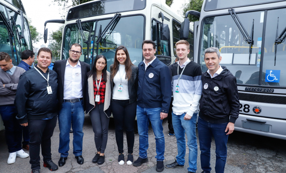 Importantes linhas que atendem o transporte coletivo de oito municípios da Região Metropolitana de Curitiba (RMC) ganharam 22 ônibus novos. Os veículos foram entregues pelo governador Carlos Massa Ratinho Junior, nesta quarta-feira (18), durante evento no Parque Barigui, em Curitiba.