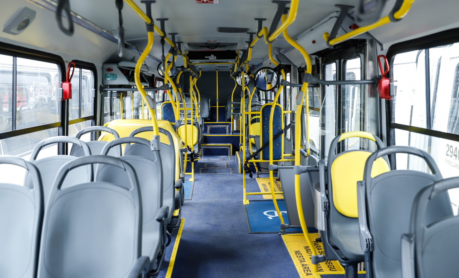 Importantes linhas que atendem o transporte coletivo de oito municípios da Região Metropolitana de Curitiba (RMC) ganharam 22 ônibus novos. Os veículos foram entregues pelo governador Carlos Massa Ratinho Junior, nesta quarta-feira (18), durante evento no Parque Barigui, em Curitiba.