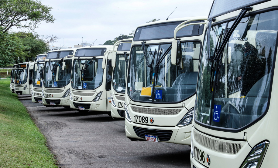 Importantes linhas que atendem o transporte coletivo de oito municípios da Região Metropolitana de Curitiba (RMC) ganharam 22 ônibus novos. Os veículos foram entregues pelo governador Carlos Massa Ratinho Junior, nesta quarta-feira (18), durante evento no Parque Barigui, em Curitiba.
