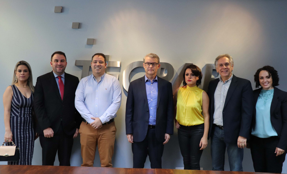 Cintia Thais D'avila Spader, advogada da Forrest Brasil; Wuilli Spader gerente administrativo da Forrest Brasil;  Rafael Rodrigues,diretor de Indústria e Inovação do Tecpar; Jorge Callado,diretor-presidente do Tecpar; Elaine Paldi, diretora executiva da Forrest Brasil; Lindolfo Luíz Júnior, diretor de Novos Negócios e Relações Institucionais do Tecpar;  Lisiane Castro, coordenadora do projeto, da Forrest Brasil. Foto: Tecpar