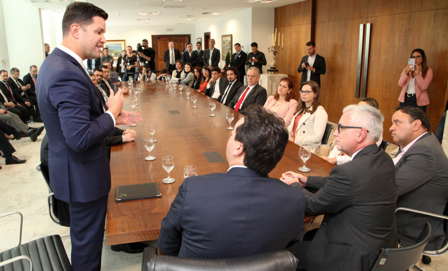 O governador Carlos Massa Ratinho Junior assinou nesta quarta-feira (18), no Palácio Iguaçu, dois projetos de lei amparados por sugestões da seccional paranaense da Ordem dos Advogados do Brasil (OAB-PR). Um deles propõe alterações na lei da advocacia dativa para reforçar a atenção social em favor das populações mais vulneráveis. O outro institui uma legislação estadual para os processos administrativos (aqueles entre os órgãos e seus servidores).Foto: Ari Dias/AEN