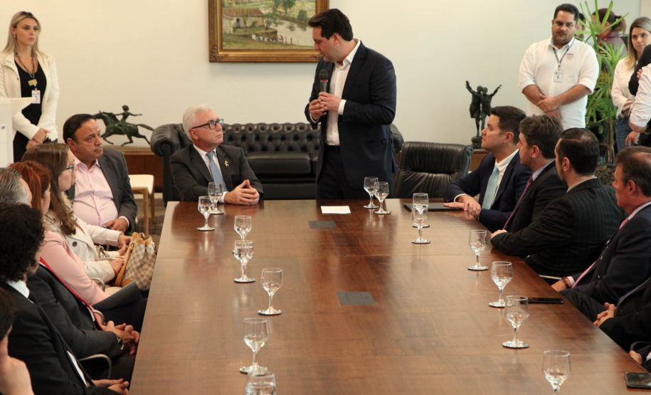 O governador Carlos Massa Ratinho Junior assinou nesta quarta-feira (18), no Palácio Iguaçu, dois projetos de lei amparados por sugestões da seccional paranaense da Ordem dos Advogados do Brasil (OAB-PR). Um deles propõe alterações na lei da advocacia dativa para reforçar a atenção social em favor das populações mais vulneráveis. O outro institui uma legislação estadual para os processos administrativos (aqueles entre os órgãos e seus servidores).Foto: Ari Dias/AEN