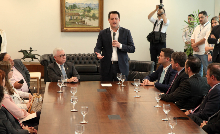 O governador Carlos Massa Ratinho Junior assinou nesta quarta-feira (18), no Palácio Iguaçu, dois projetos de lei amparados por sugestões da seccional paranaense da Ordem dos Advogados do Brasil (OAB-PR). Um deles propõe alterações na lei da advocacia dativa para reforçar a atenção social em favor das populações mais vulneráveis. O outro institui uma legislação estadual para os processos administrativos (aqueles entre os órgãos e seus servidores).Foto: Ari Dias/AEN