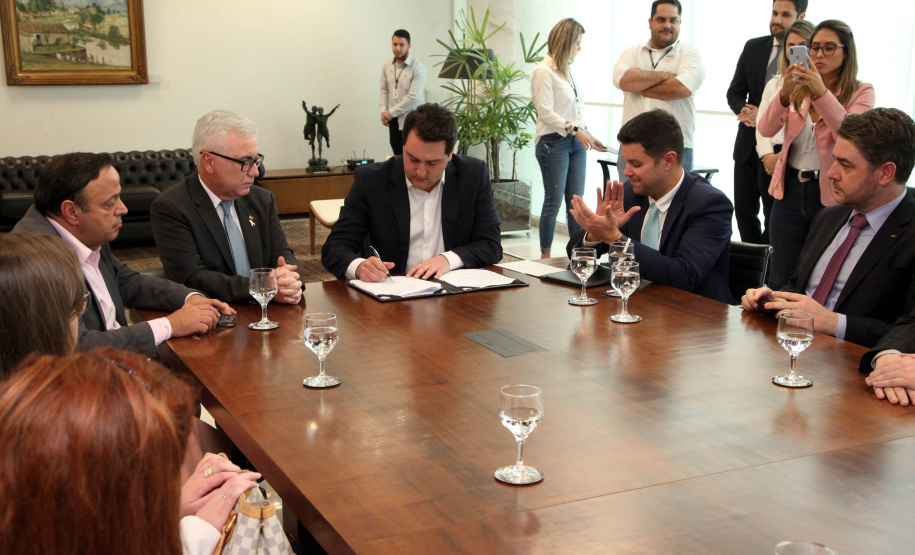 O governador Carlos Massa Ratinho Junior assinou nesta quarta-feira (18), no Palácio Iguaçu, dois projetos de lei amparados por sugestões da seccional paranaense da Ordem dos Advogados do Brasil (OAB-PR). Um deles propõe alterações na lei da advocacia dativa para reforçar a atenção social em favor das populações mais vulneráveis. O outro institui uma legislação estadual para os processos administrativos (aqueles entre os órgãos e seus servidores).Foto: Ari Dias/AEN